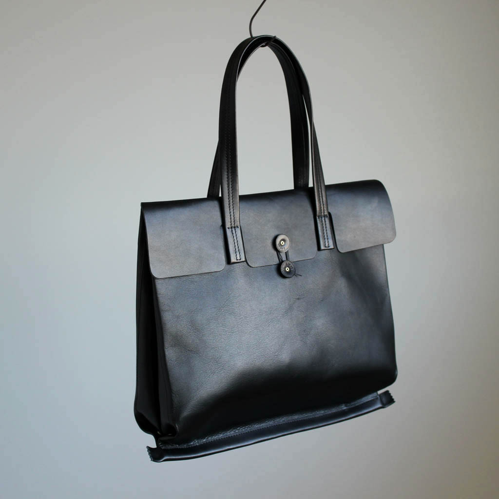 i ro se | イロセ [ SACK FLAT BAG – M #black ] – 着楽（チャクラ